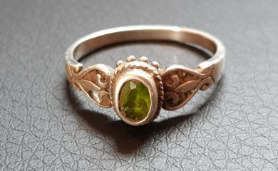 Ring grüner Stein